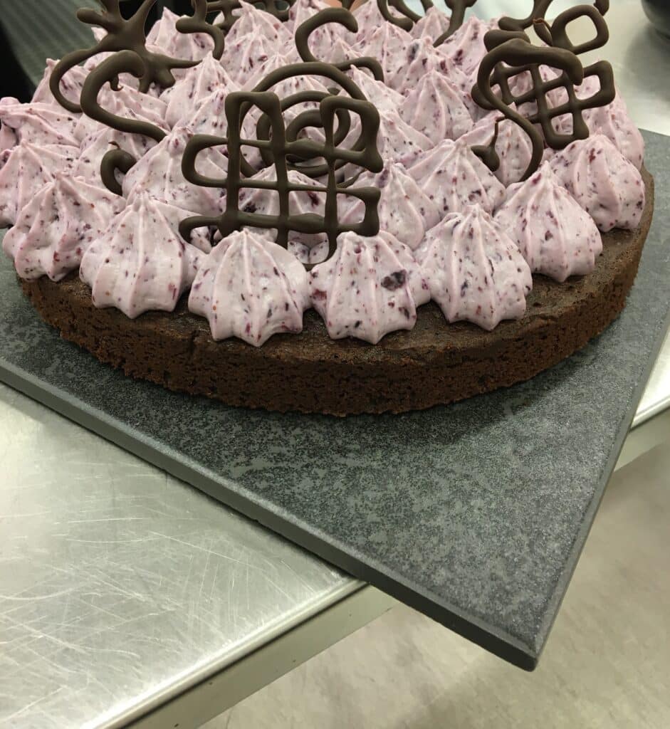 Chokoladekage med blåbær sylt